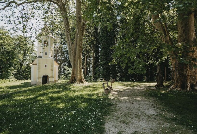 هتل Mokrice Castle Estate