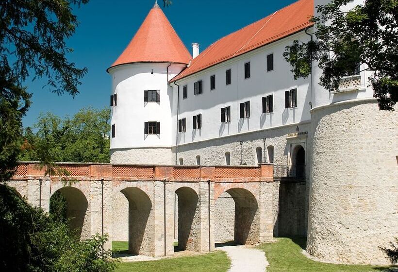 هتل Mokrice Castle Estate