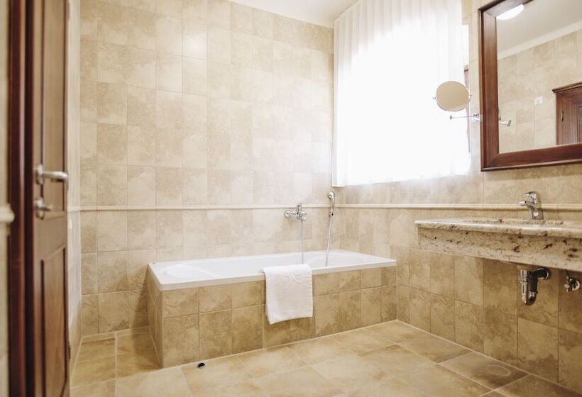 هتل Mokrice Castle Estate