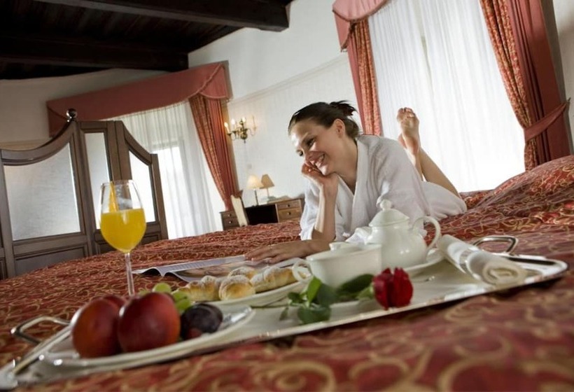 هتل Mokrice Castle Estate