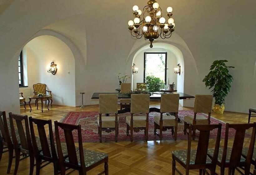 هتل Mokrice Castle Estate