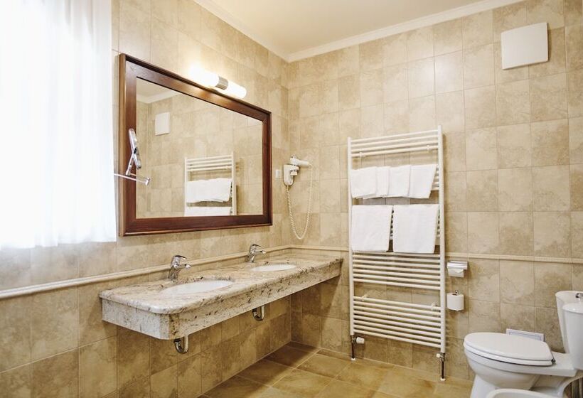 هتل Mokrice Castle Estate