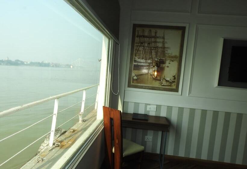 Отель Polo Floatel Kolkata