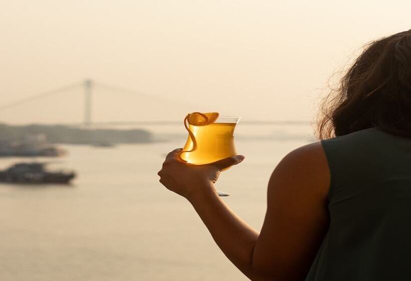 Отель Polo Floatel Kolkata