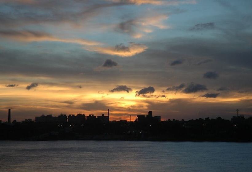 فندق Polo Floatel Kolkata