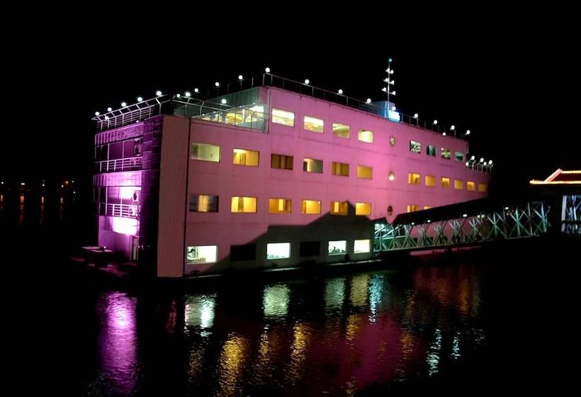 Отель Polo Floatel Kolkata