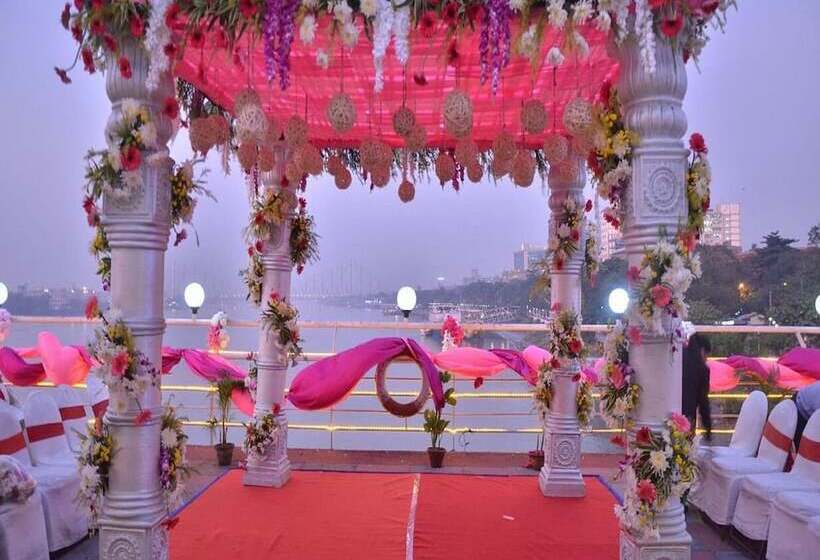 Отель Polo Floatel Kolkata