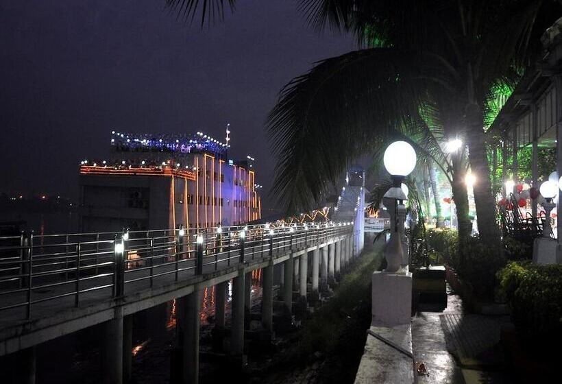 Отель Polo Floatel Kolkata