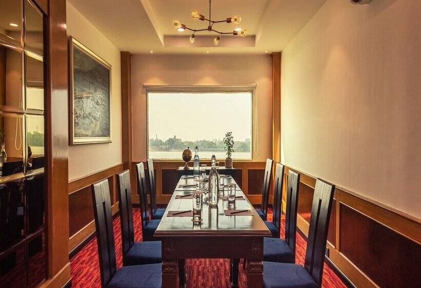 Отель Polo Floatel Kolkata