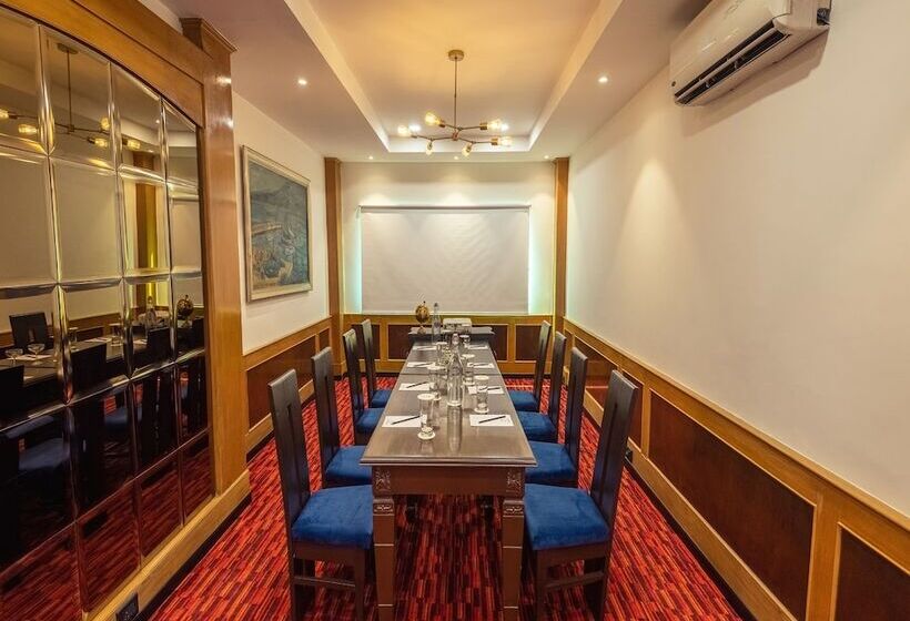 Отель Polo Floatel Kolkata