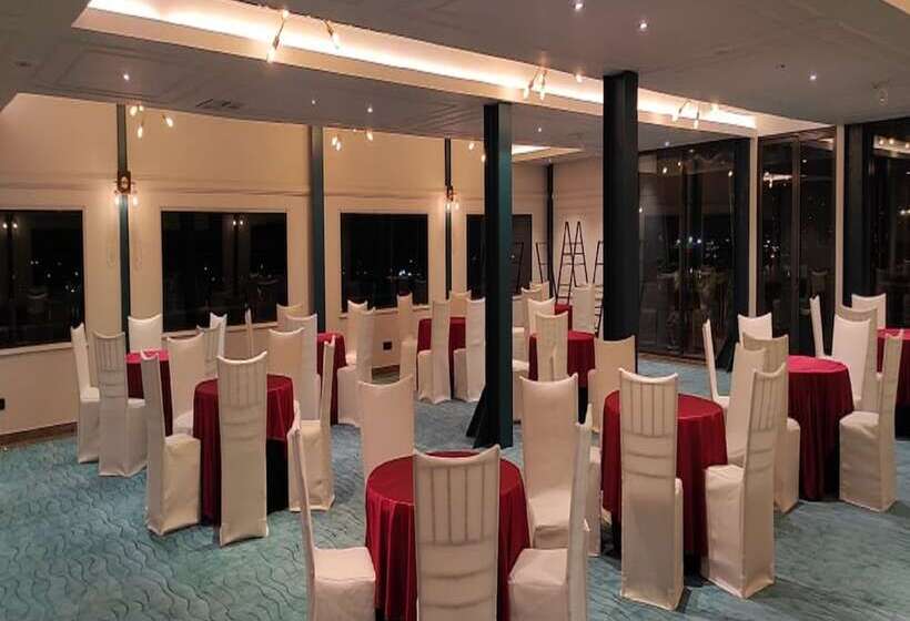 Отель Polo Floatel Kolkata