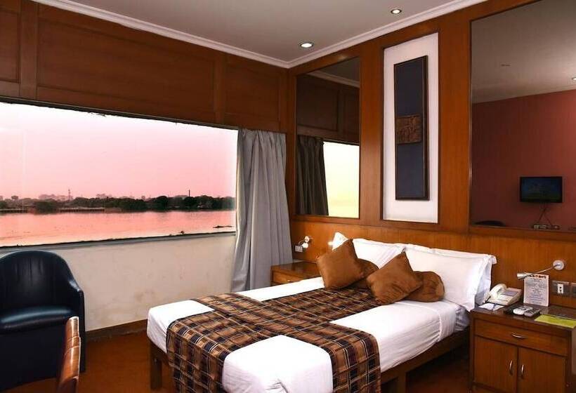 Отель Polo Floatel Kolkata