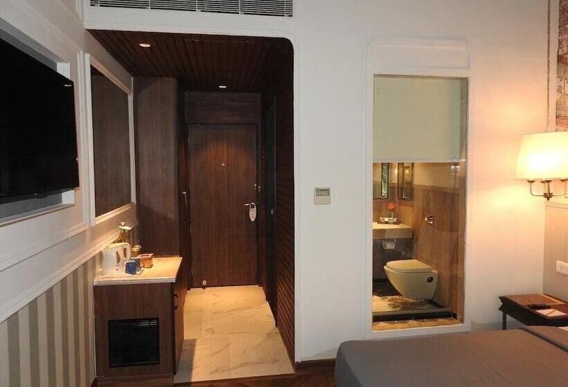 Отель Polo Floatel Kolkata