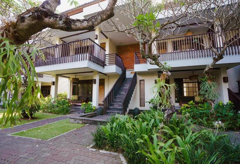 בית מלון כפרי Ramayana Candidasa Beach Resort