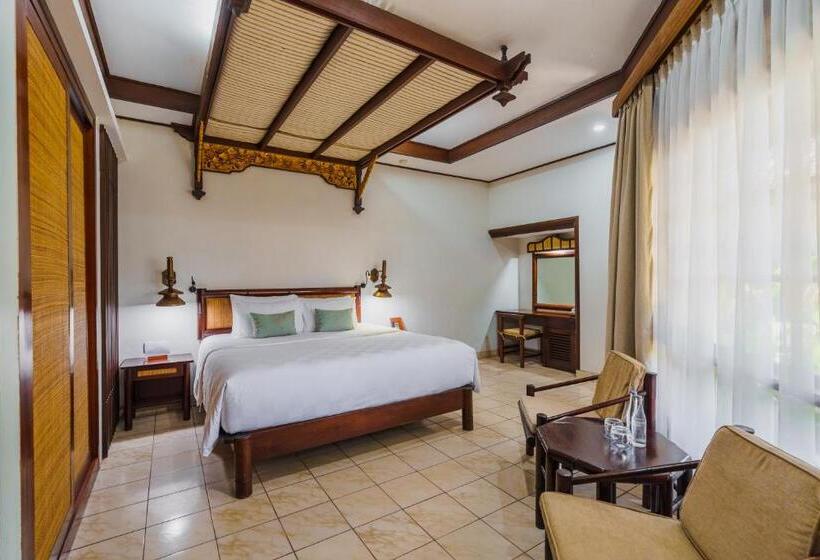 בית מלון כפרי Ramayana Candidasa Beach Resort