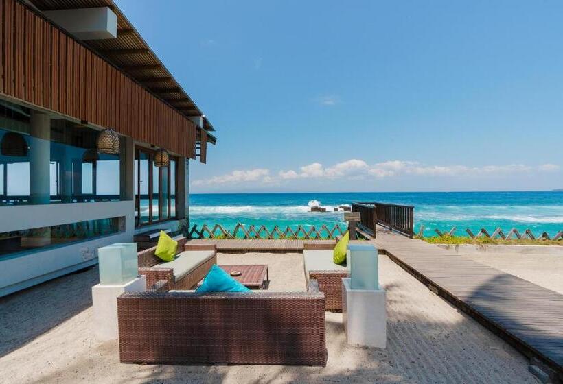 בית מלון כפרי Ramayana Candidasa Beach Resort