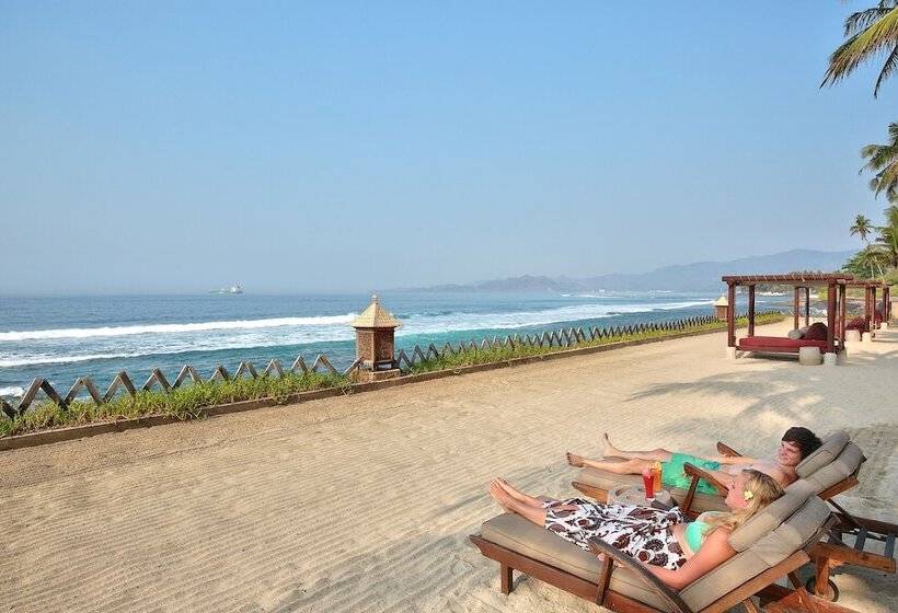 בית מלון כפרי Ramayana Candidasa Beach Resort