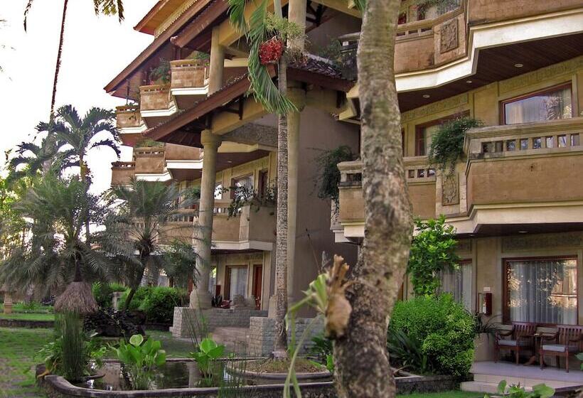 בית מלון כפרי Ramayana Candidasa Beach Resort