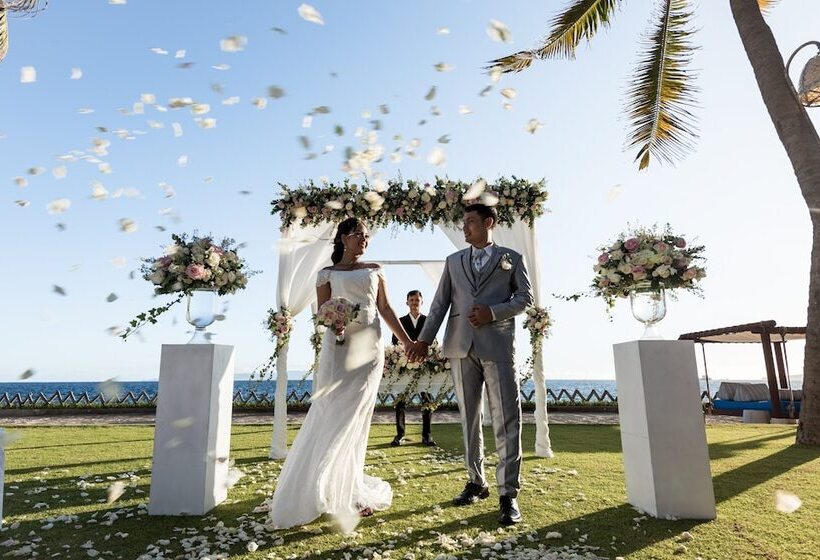 בית מלון כפרי Ramayana Candidasa Beach Resort