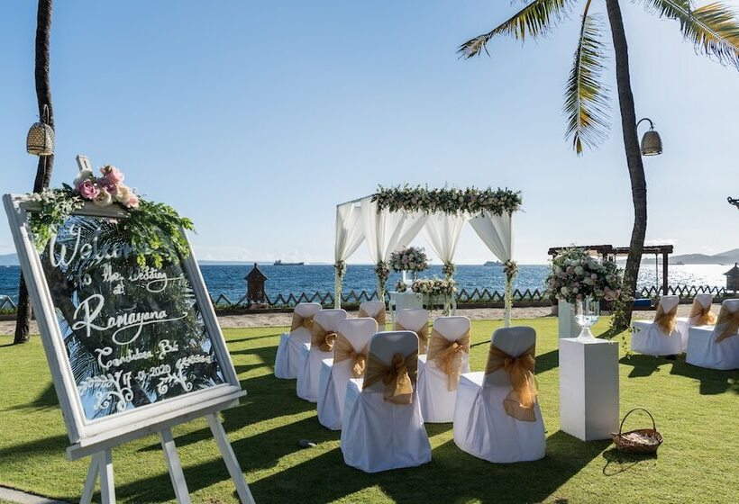 בית מלון כפרי Ramayana Candidasa Beach Resort