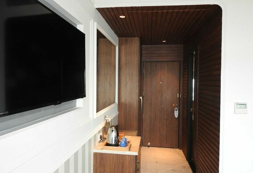 Отель Polo Floatel Kolkata