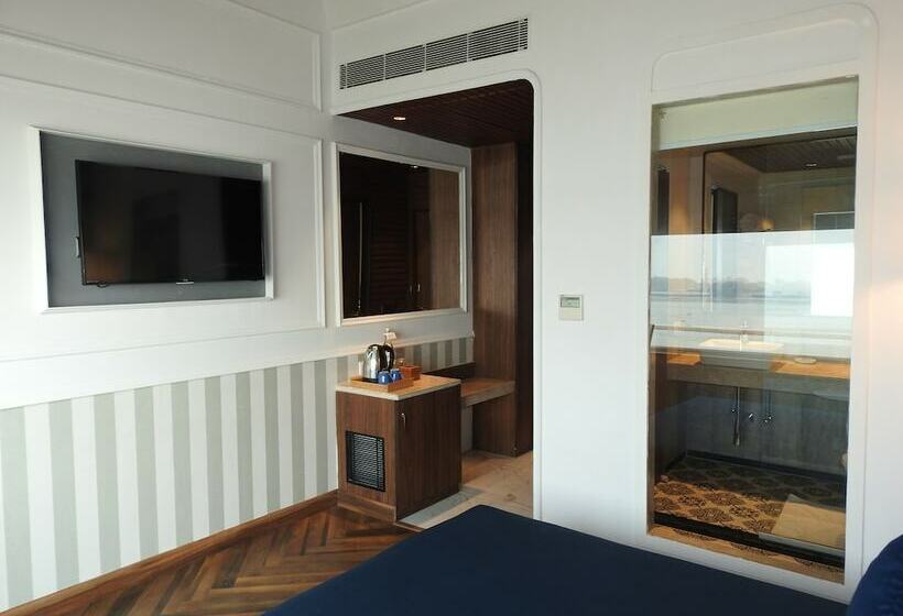 Отель Polo Floatel Kolkata