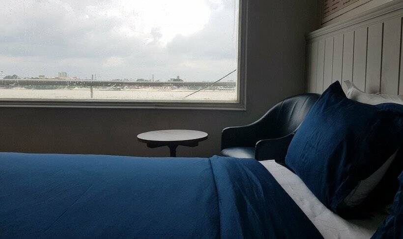 ホテル Polo Floatel Kolkata