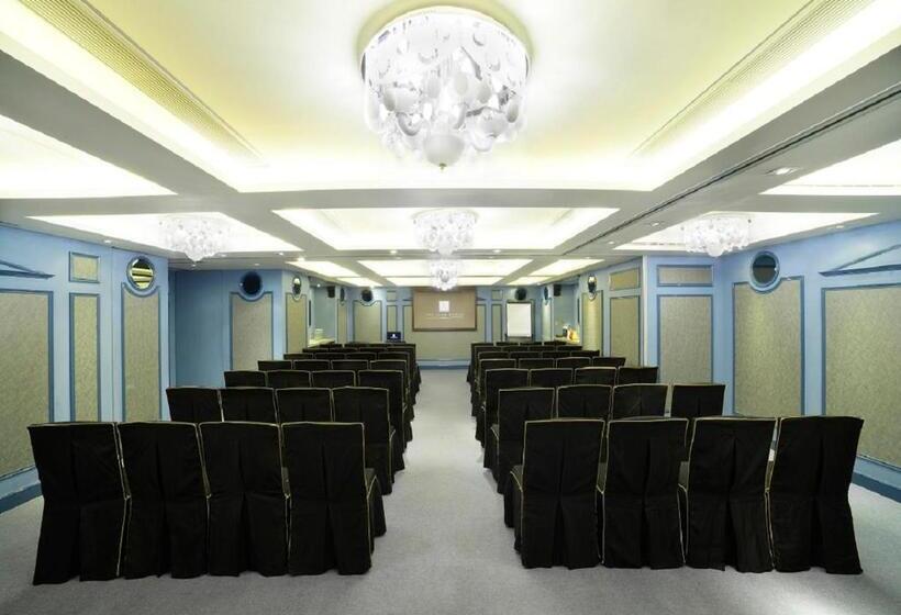 هتل The Luxe Manor