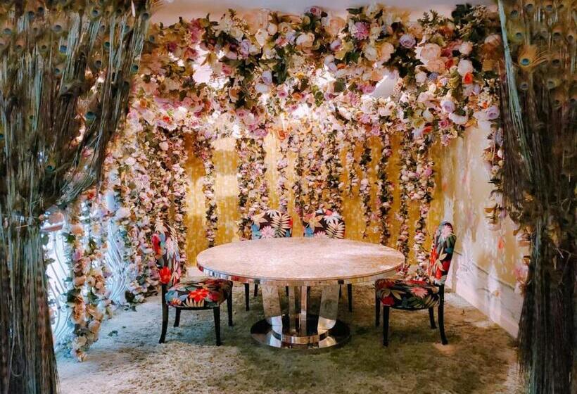 هتل The Luxe Manor