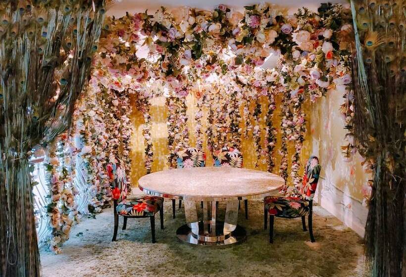 هتل The Luxe Manor