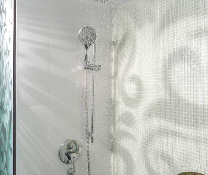 هتل The Luxe Manor