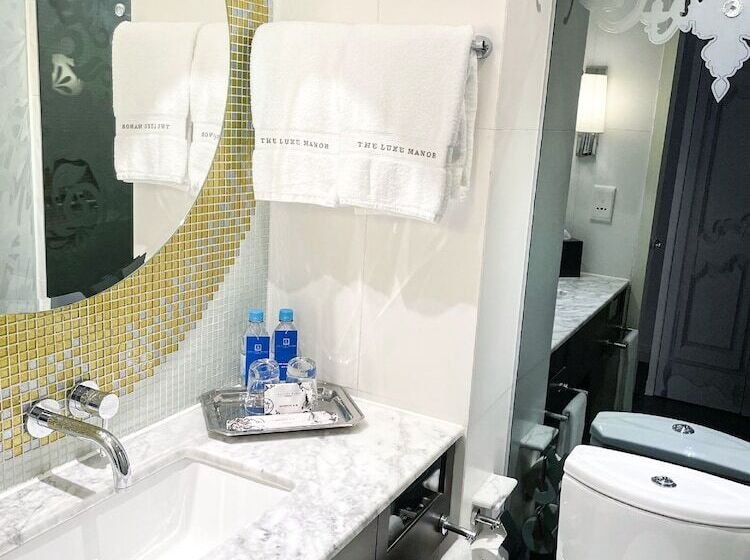 هتل The Luxe Manor