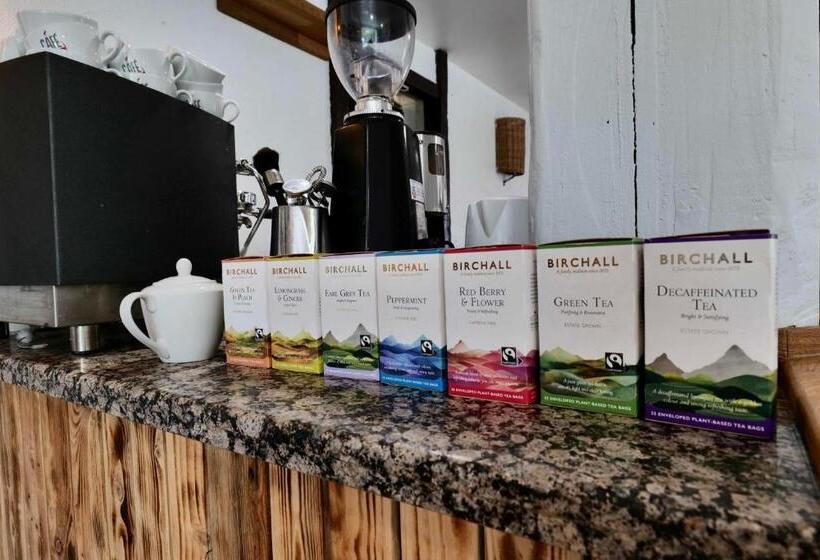 Отель The Mary Arden Inn