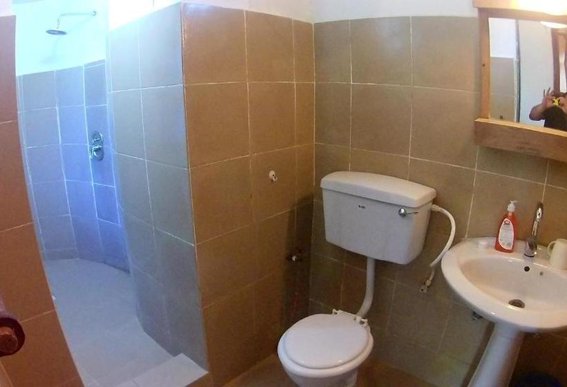 בית מלון כפרי Waikiki Zanzibar Resort