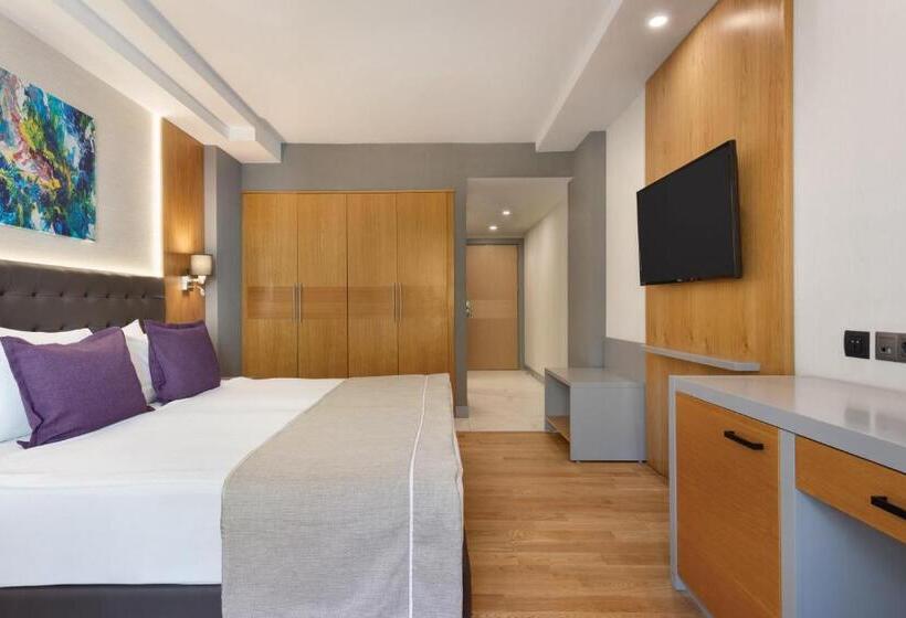 Отель La Quinta By Wyndham Bodrum