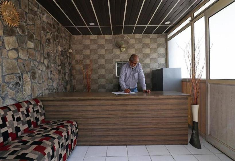 ホテル Oyo 29234 Rajwada Lawn