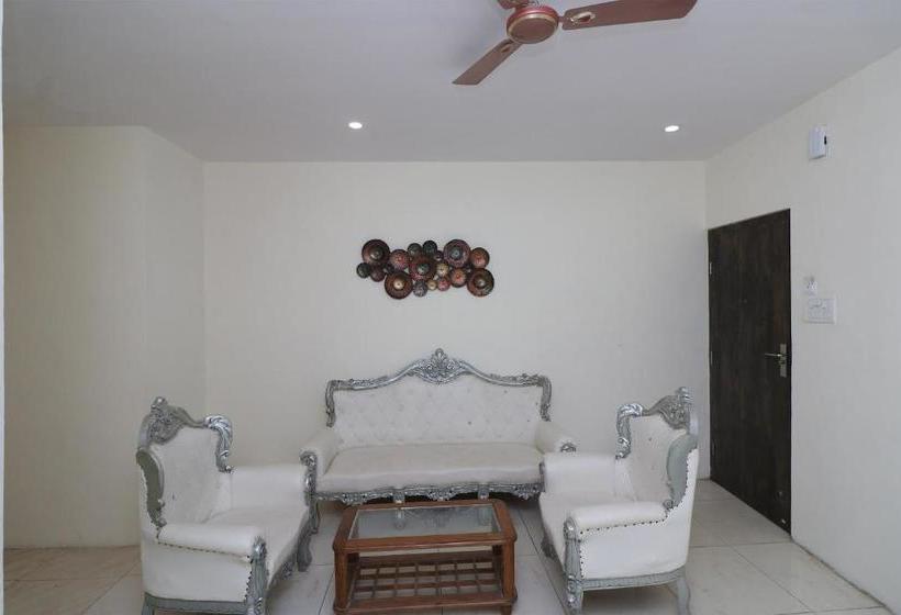 ホテル Oyo 29234 Rajwada Lawn