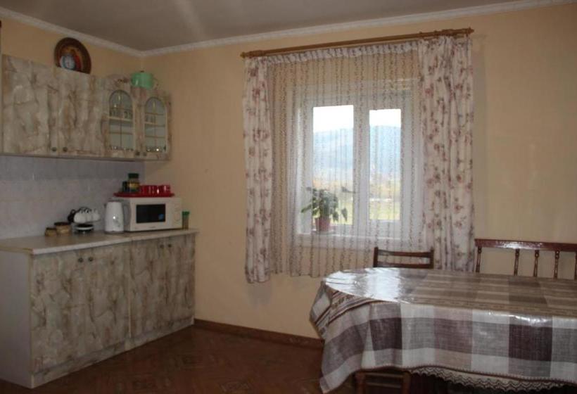 Pension (Hôtel basse catégorie) у михайла під лісом