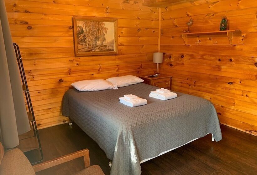 Pine Crest Motel & Cabins