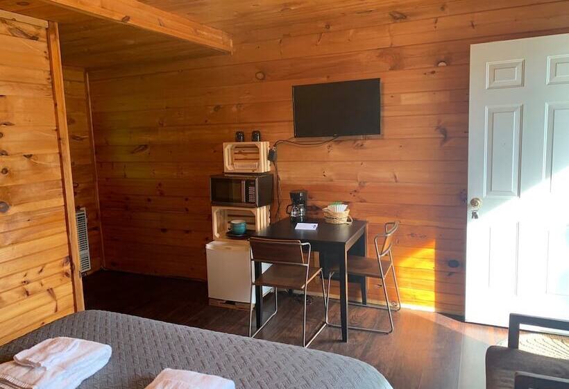 Pine Crest Motel & Cabins