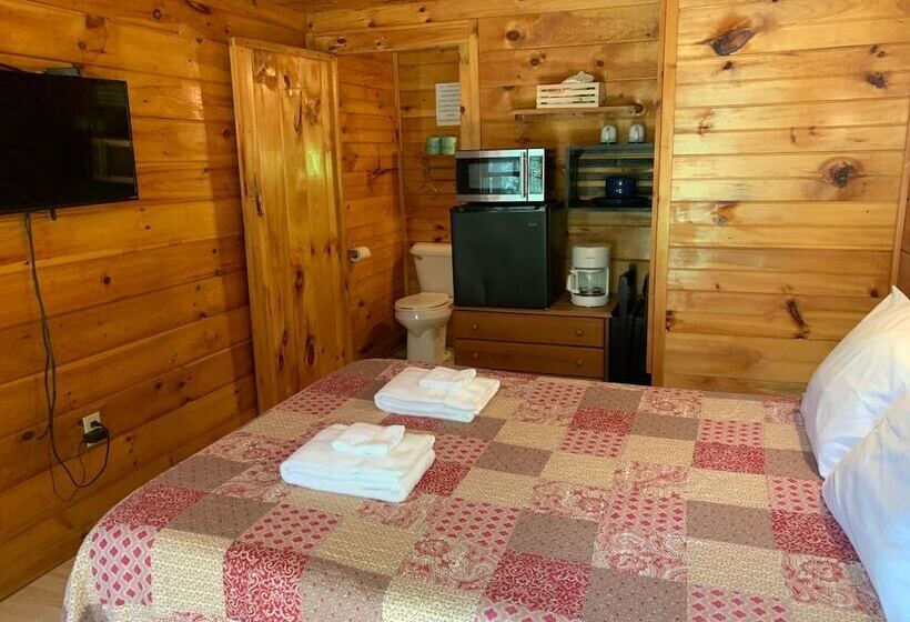 Pine Crest Motel & Cabins