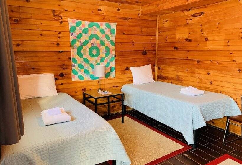 Pine Crest Motel & Cabins