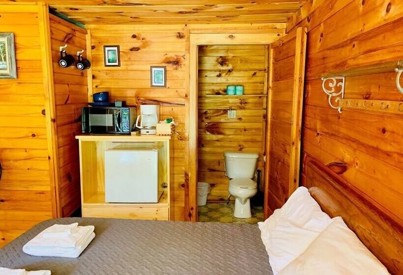 Pine Crest Motel & Cabins