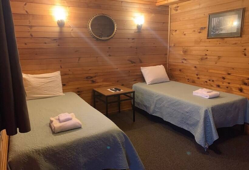 Pine Crest Motel & Cabins