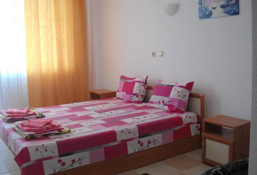 ホテル Sani Family