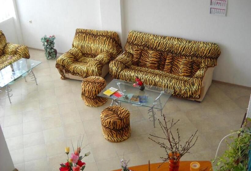 ホテル Sani Family