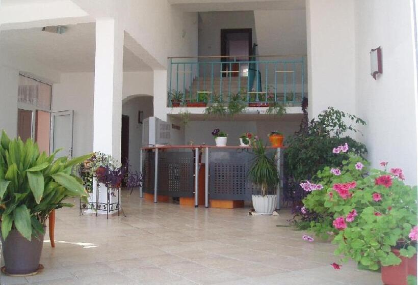 ホテル Sani Family