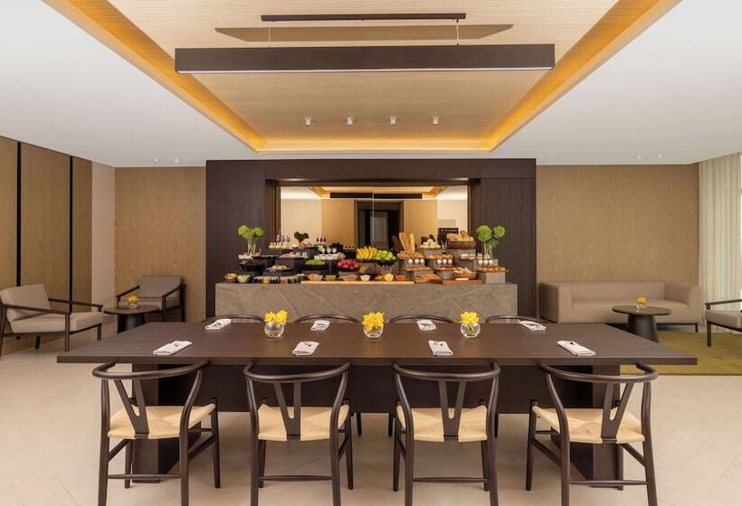 Avani Plus Palm View Dubai Hotel & Suites