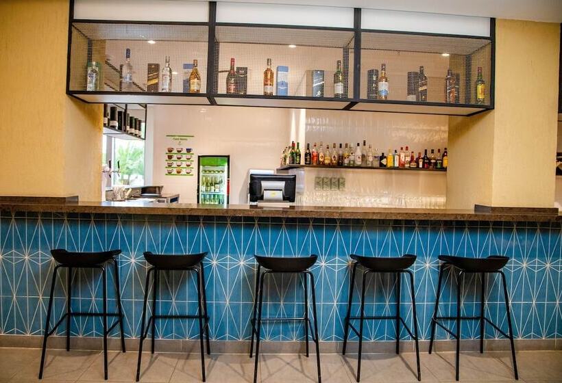 Отель Holiday Inn Lusaka, An Ihg