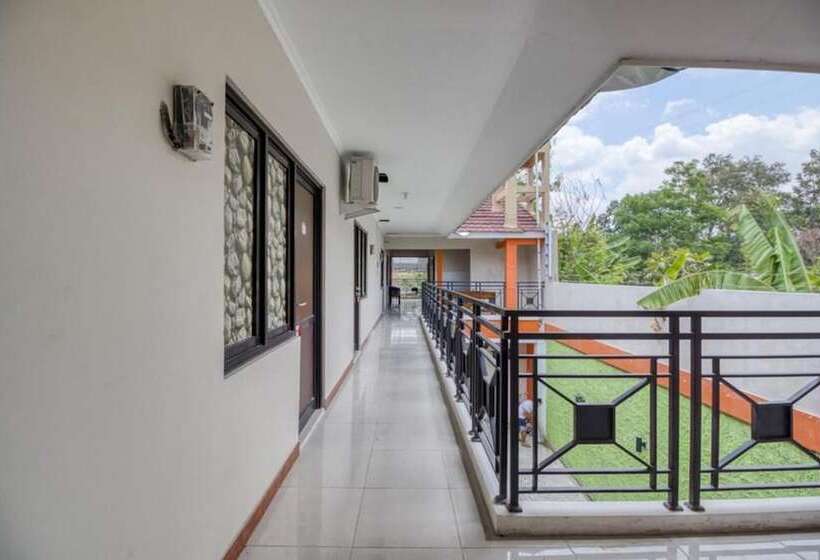 هتل Reddoorz Near Babarsari 2